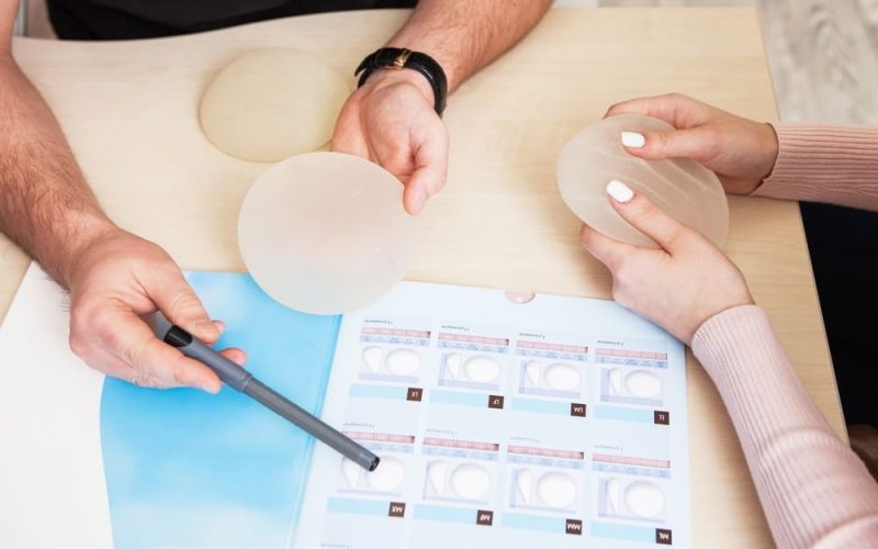 Implantes de senos: guía para resultados naturales según tu estilo de vida